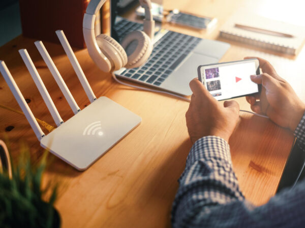 Seorang pria menonton YouTube di ponselnya.